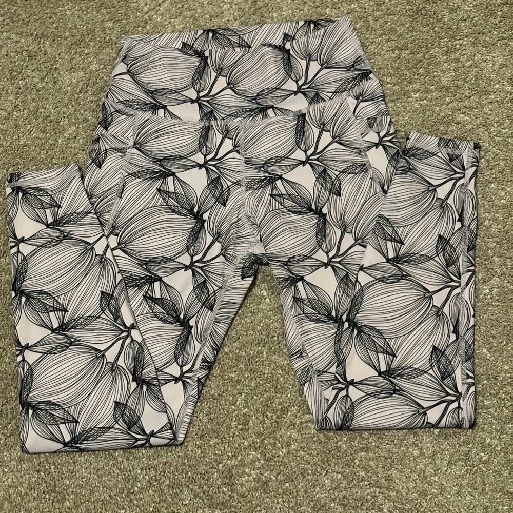 BuffBunny Women's Leggings in lavender and black